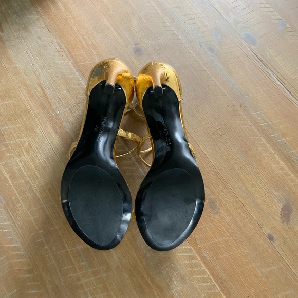 Gorgeous Kenneth Cole gold strapped heels - Picture 6 of 7